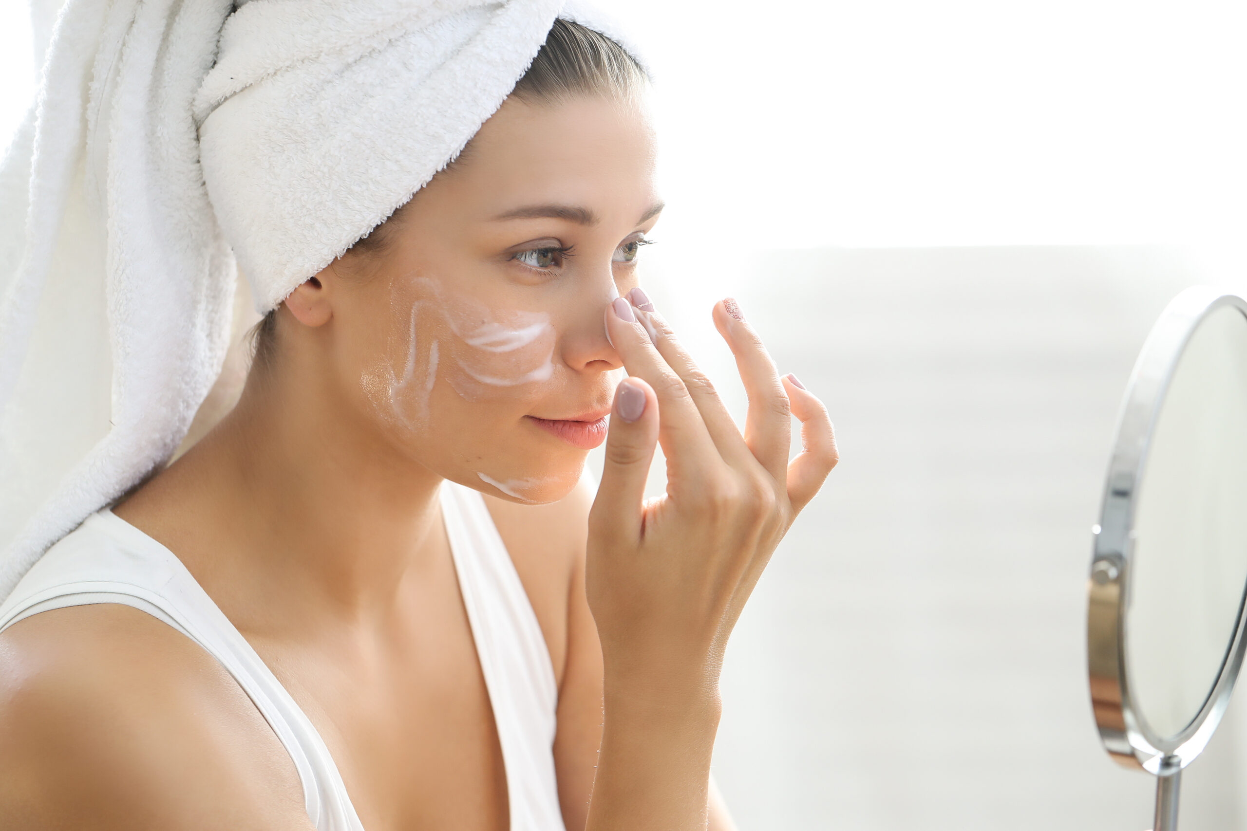 Esteticista lista cuidados essenciais com a pele durante o verão