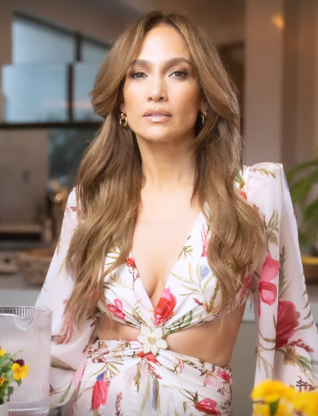 Jennifer Lopez publica vídeo usando vestido da marca brasileira PatBO