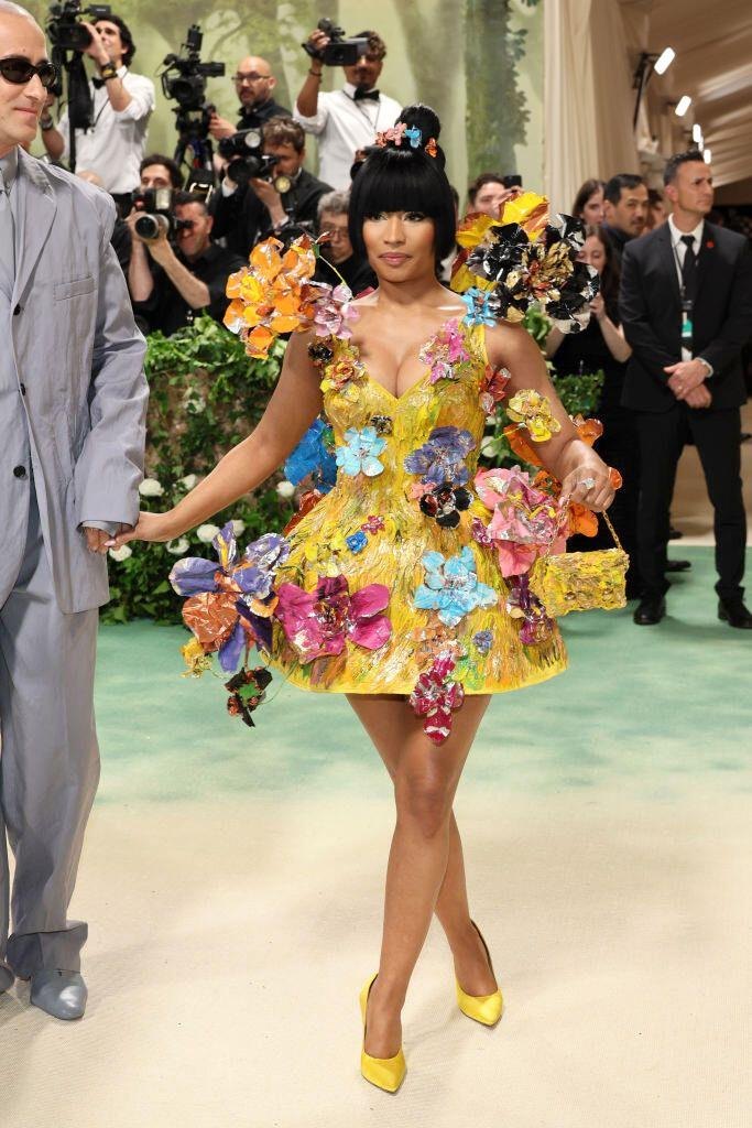 Nicki Minaj usou vestido amarelo Marni com flores em metal 3D
