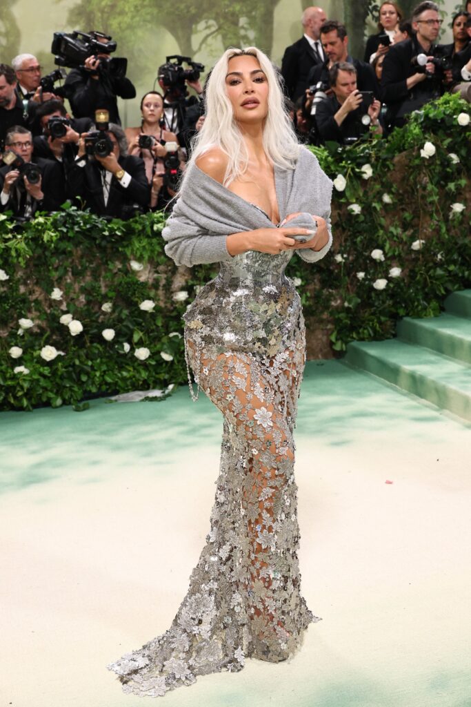 Kim Kardashian usou look prateado, 'Margiela', de John Galliano
