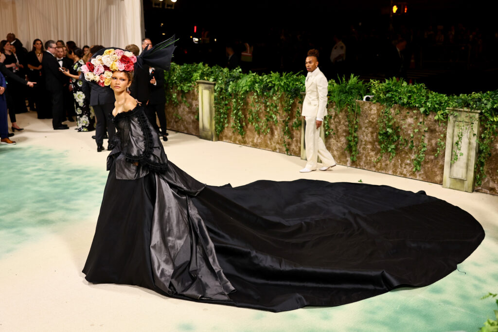 No Met Gala 2024, Zendaya usou um vestido preto de 1996 da era Givenchy de John Galliano
