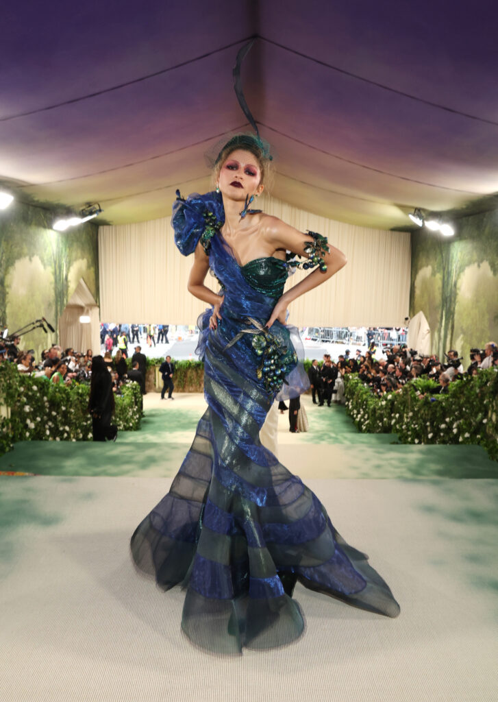 No primeiro look da noite, Zendaya usou uma criação de John Galliano inspirada em uma peça da Dior de 1999