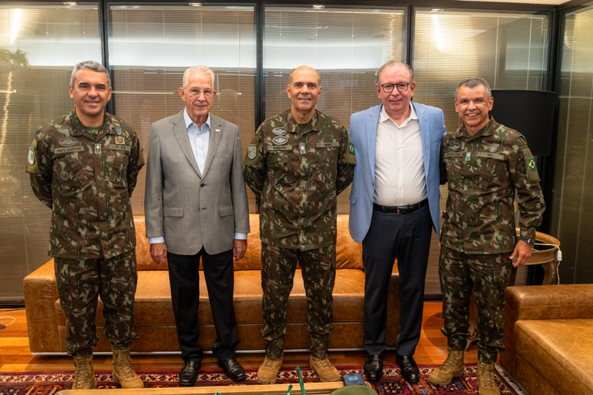 Ricardo Cavalcante recebe generais do Exército brasileiro para reforçar parcerias