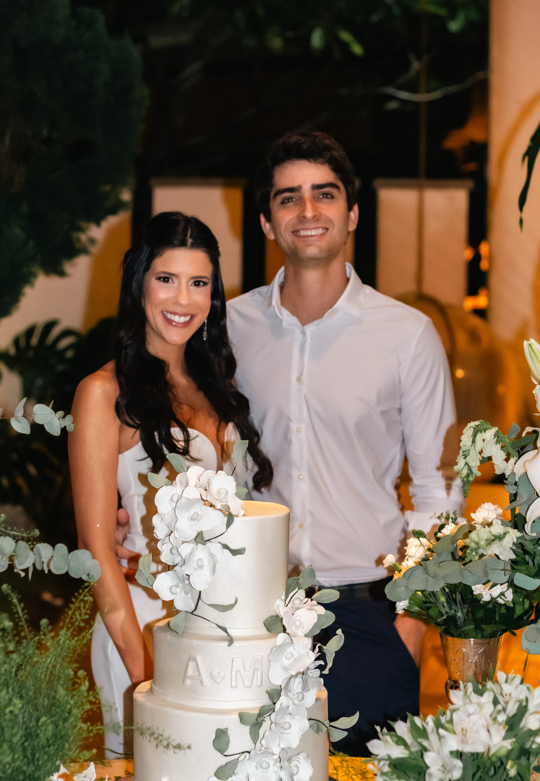 Marcela Pinto e André Carneiro celebram noivado com festa intimista