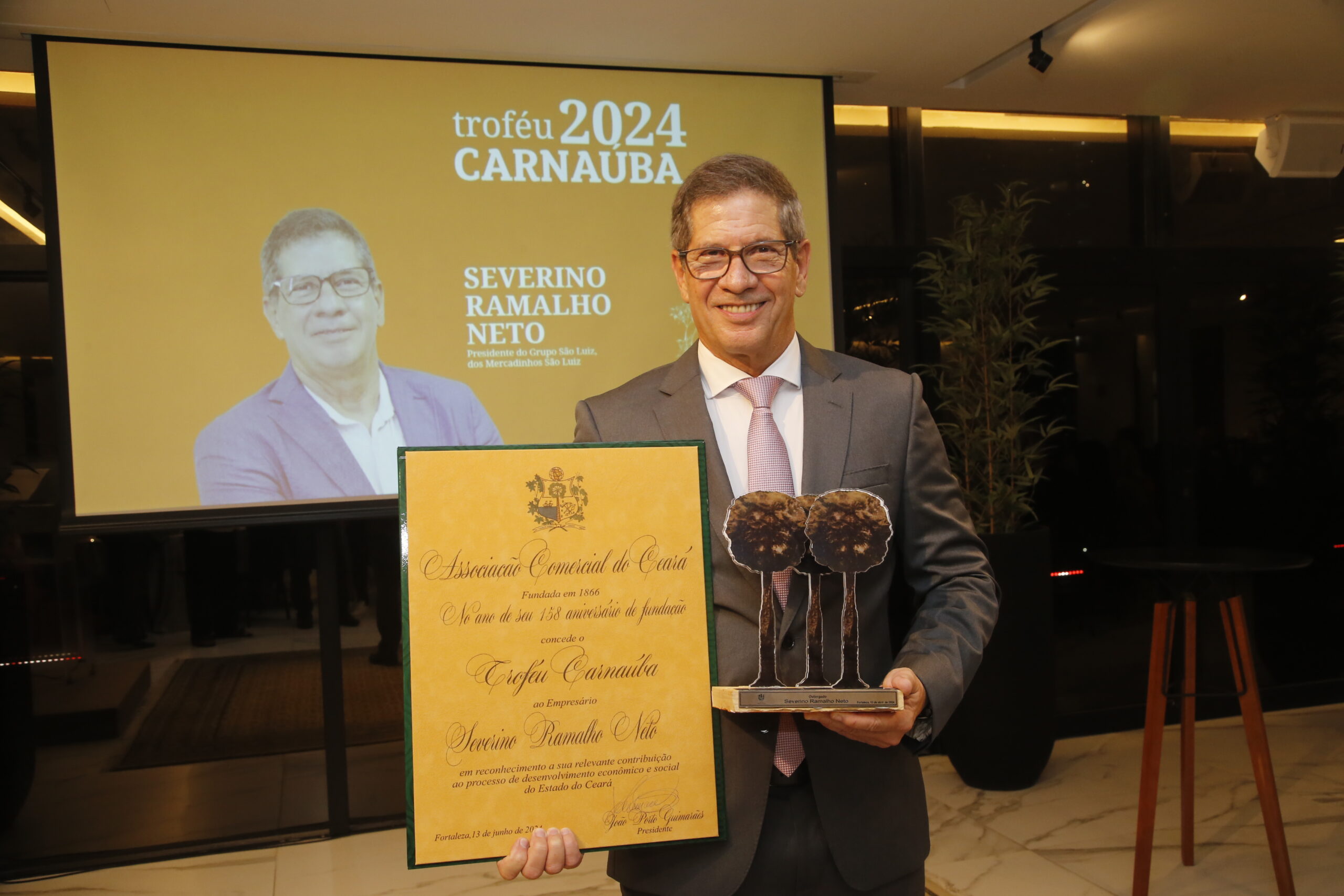 Severino Ramalho Neto é homenageado com o Troféu Carnaúba