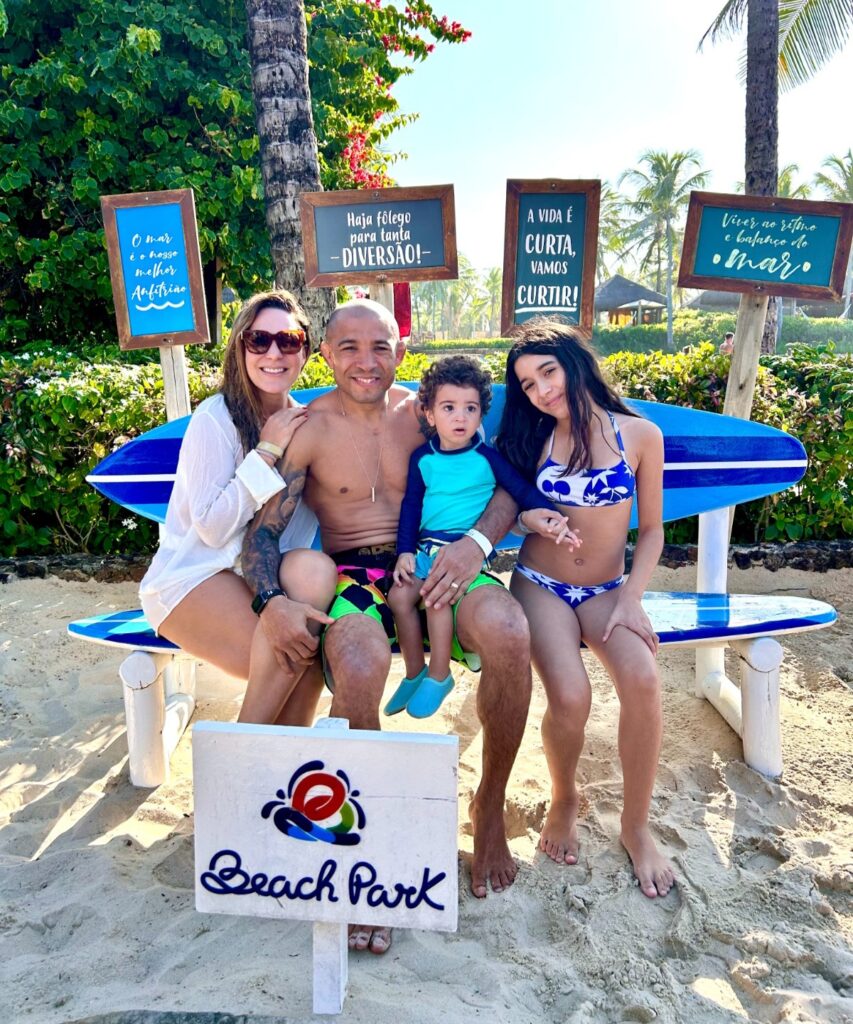 José Aldo e sua família no Beach Park