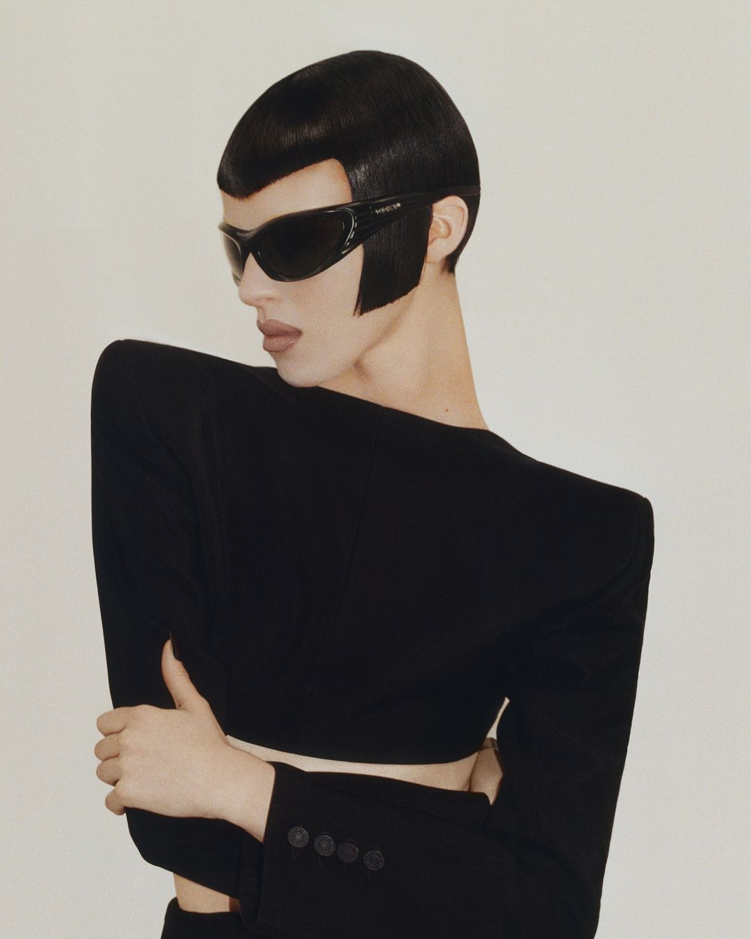 Gentle Monster e Mugler lançam pop-up com robô humano