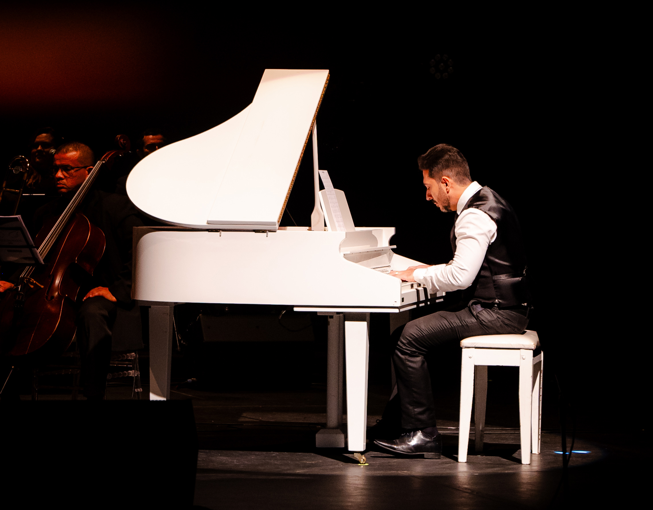 Felipe Adjafre comemora aniversário com concerto na Praça do BS Design