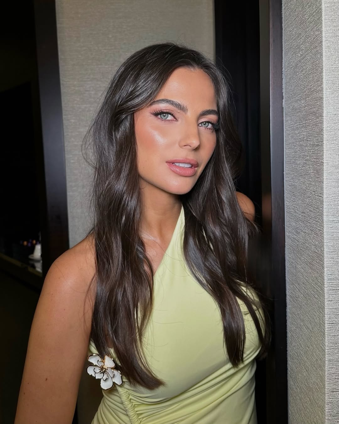 Grávida de Max Verstappen, Kelly Piquet faz chá de bebê luxuoso nos Estados Unidos