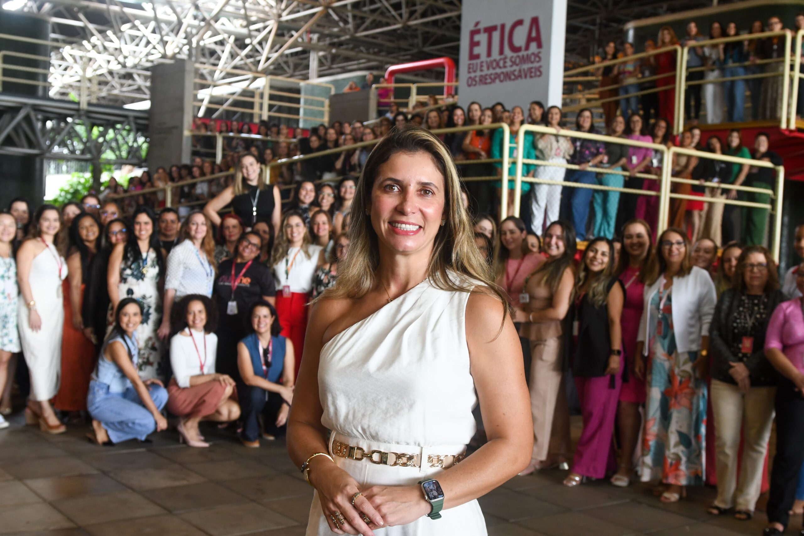 Primeira mulher a assumir a presidência do Banco do Nordeste, Ana Teresa é homenageada 