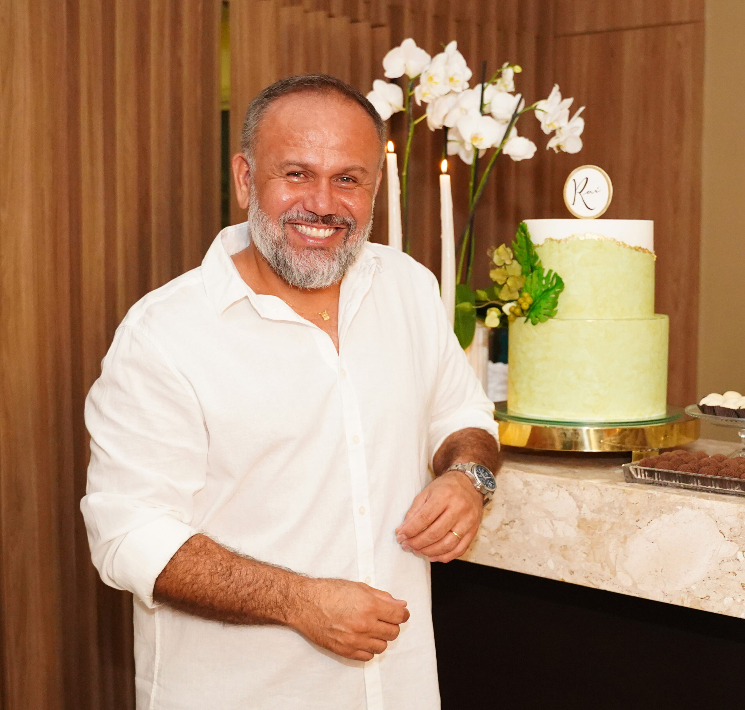 Rai Meirelles celebra aniversário com momento de louvor e oração