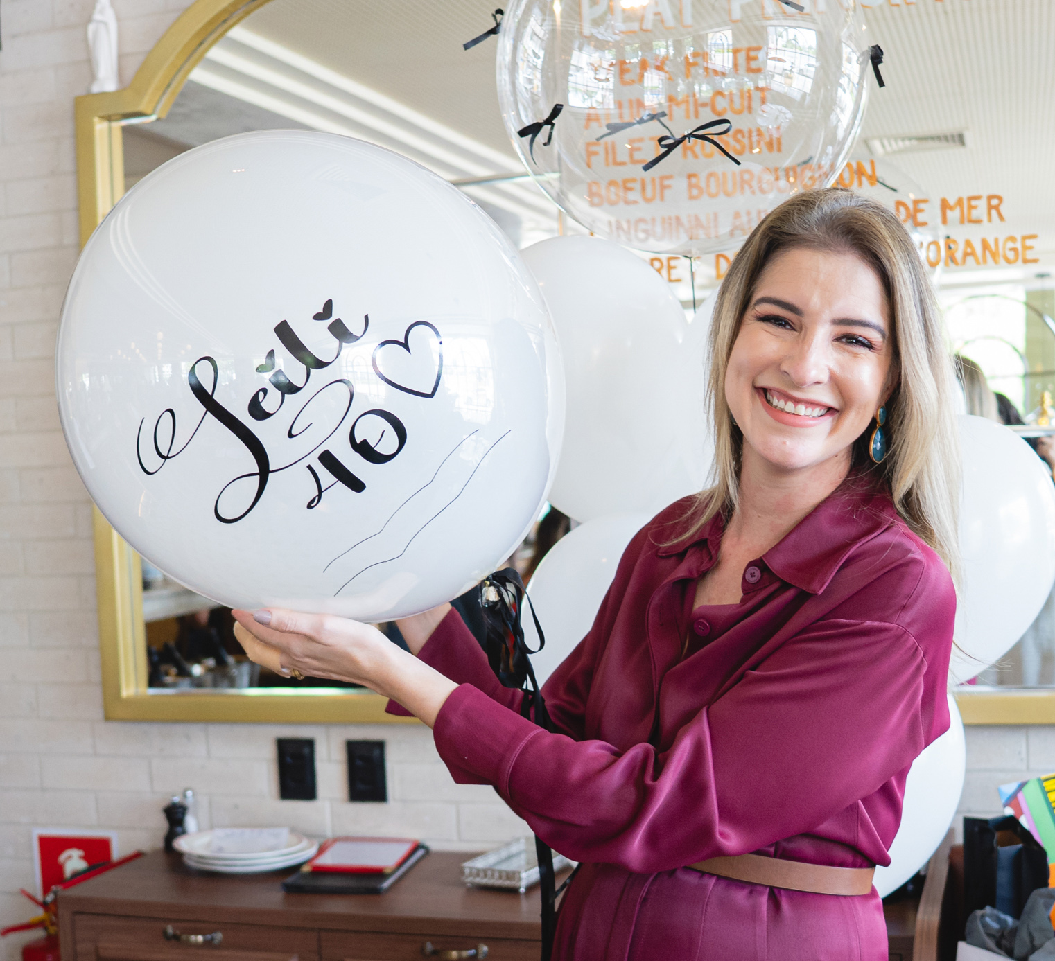 Leiliane Pinheiro comemora 40 anos com festa surpresa