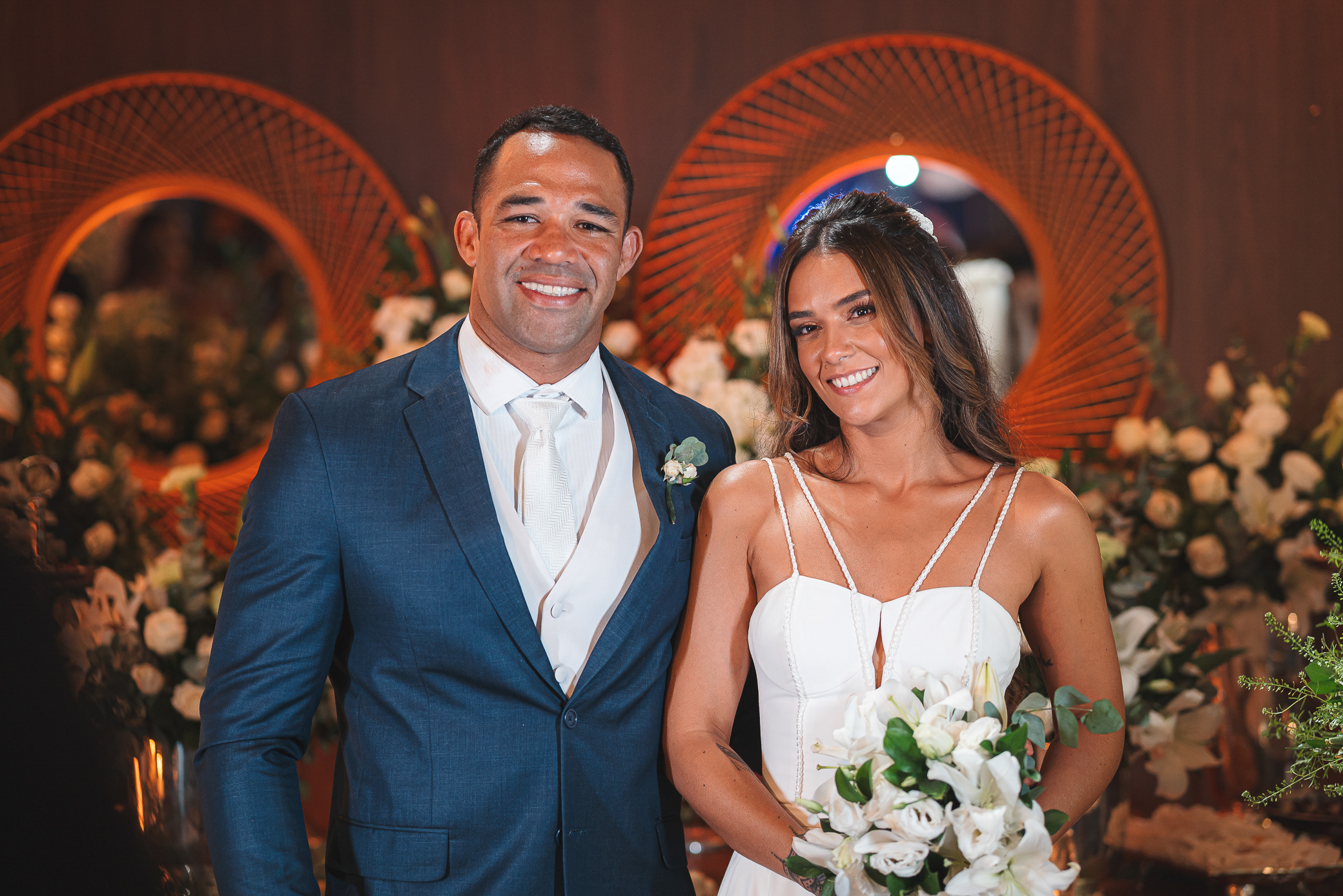 Talita Travessoni e Raphael Teófilo sobem ao altar em cerimônia intimista