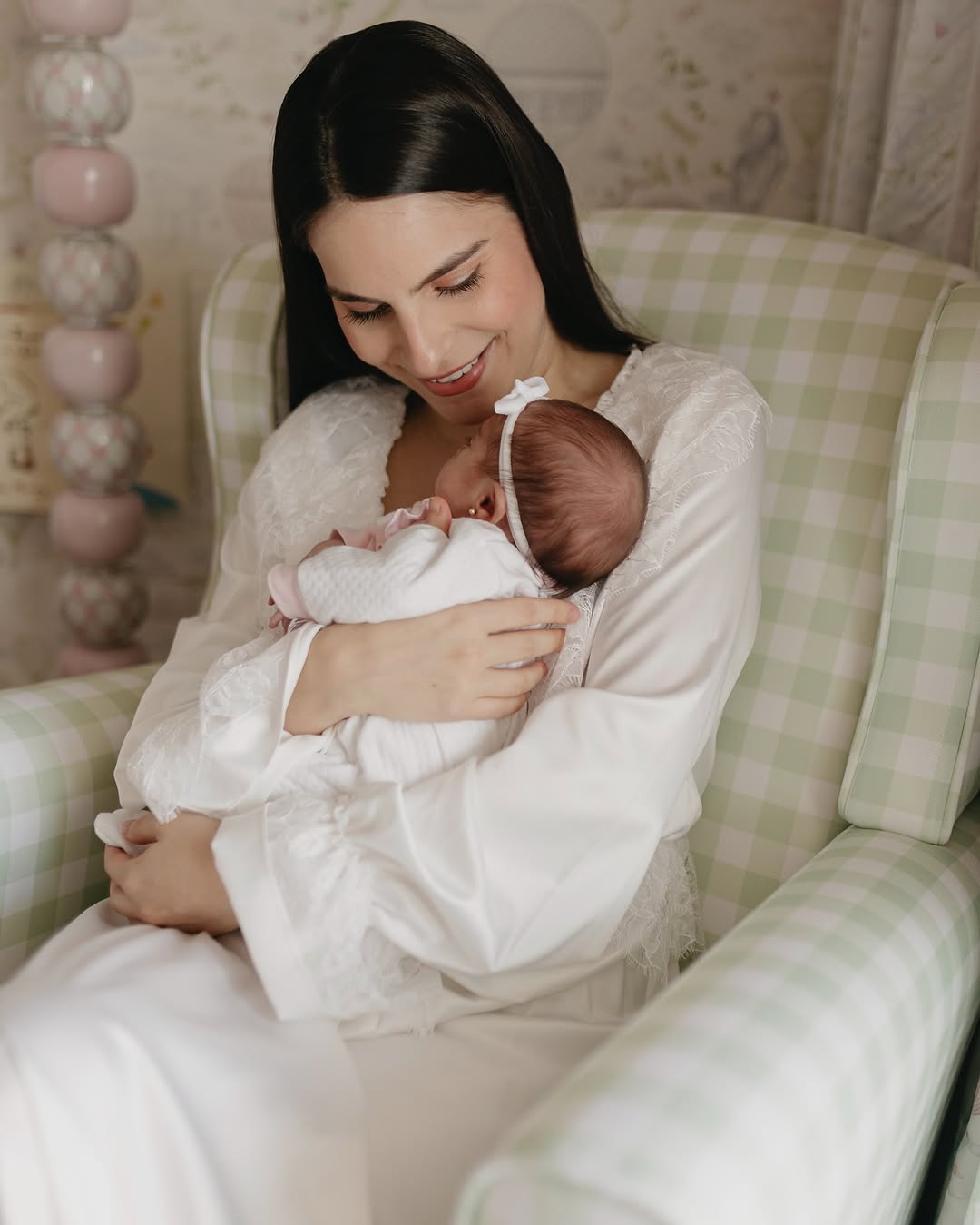Por dentro do quarto de Mia, filha recém-nascida da arquiteta Lara Linhares