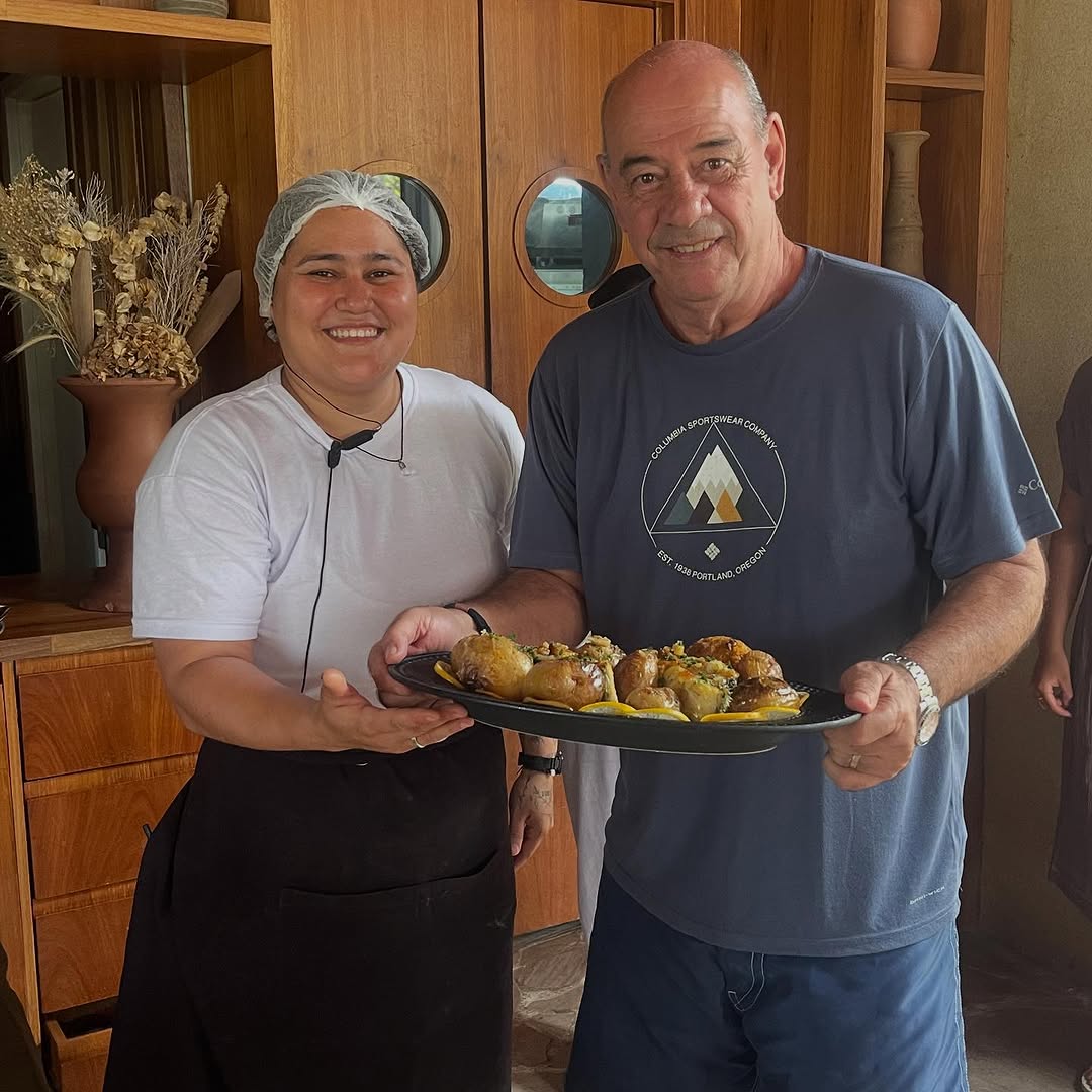 Fernando Travessoni prepara Bacalhau à Lagareiro na cozinha do Nui Restaurante
