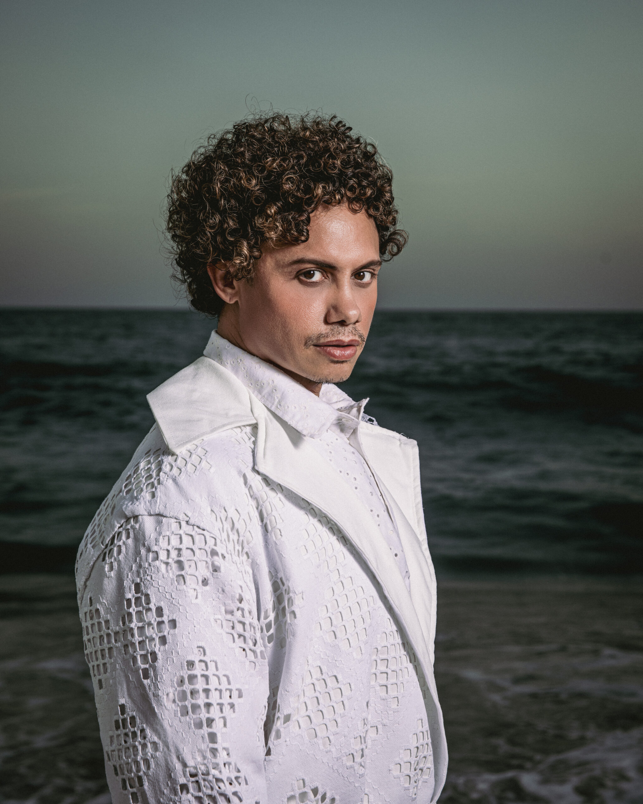 Silvero Pereira lota Teatro RioMar em tributo a Belchior