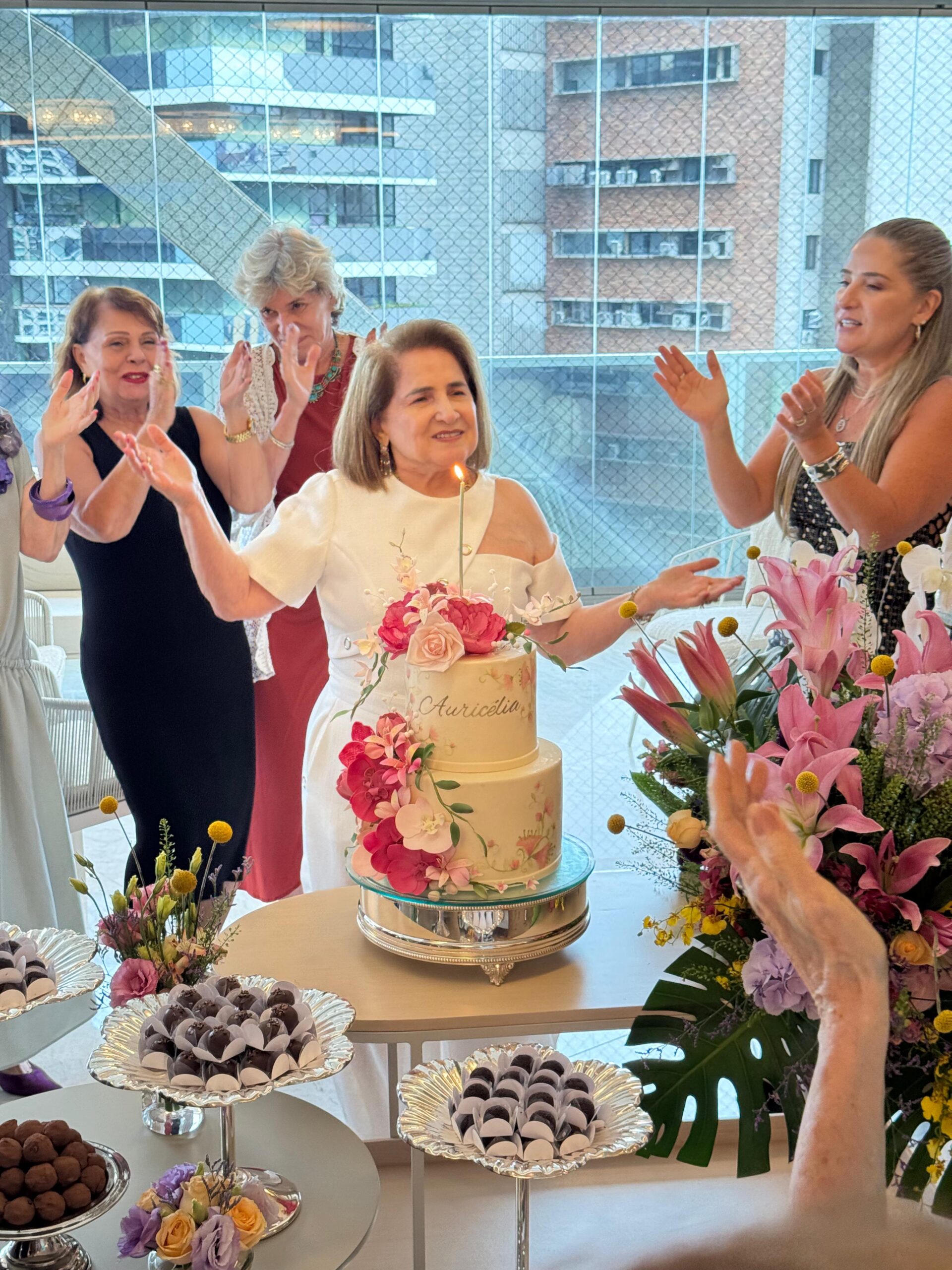 Auricélia Queirós comemora aniversário em festa para amigos e família