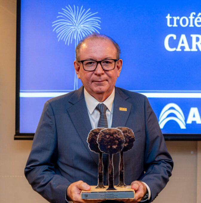 Ricardo Cavalcante recebe Troféu Carnaúba 2025