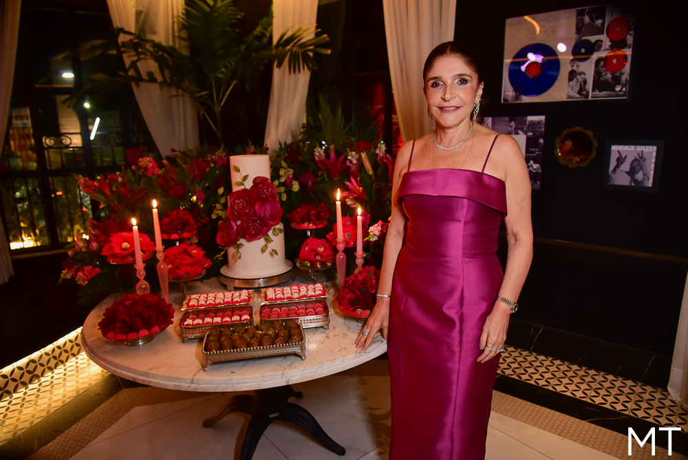 Chrystiane Figueiredo completa 60 anos com festa elegante