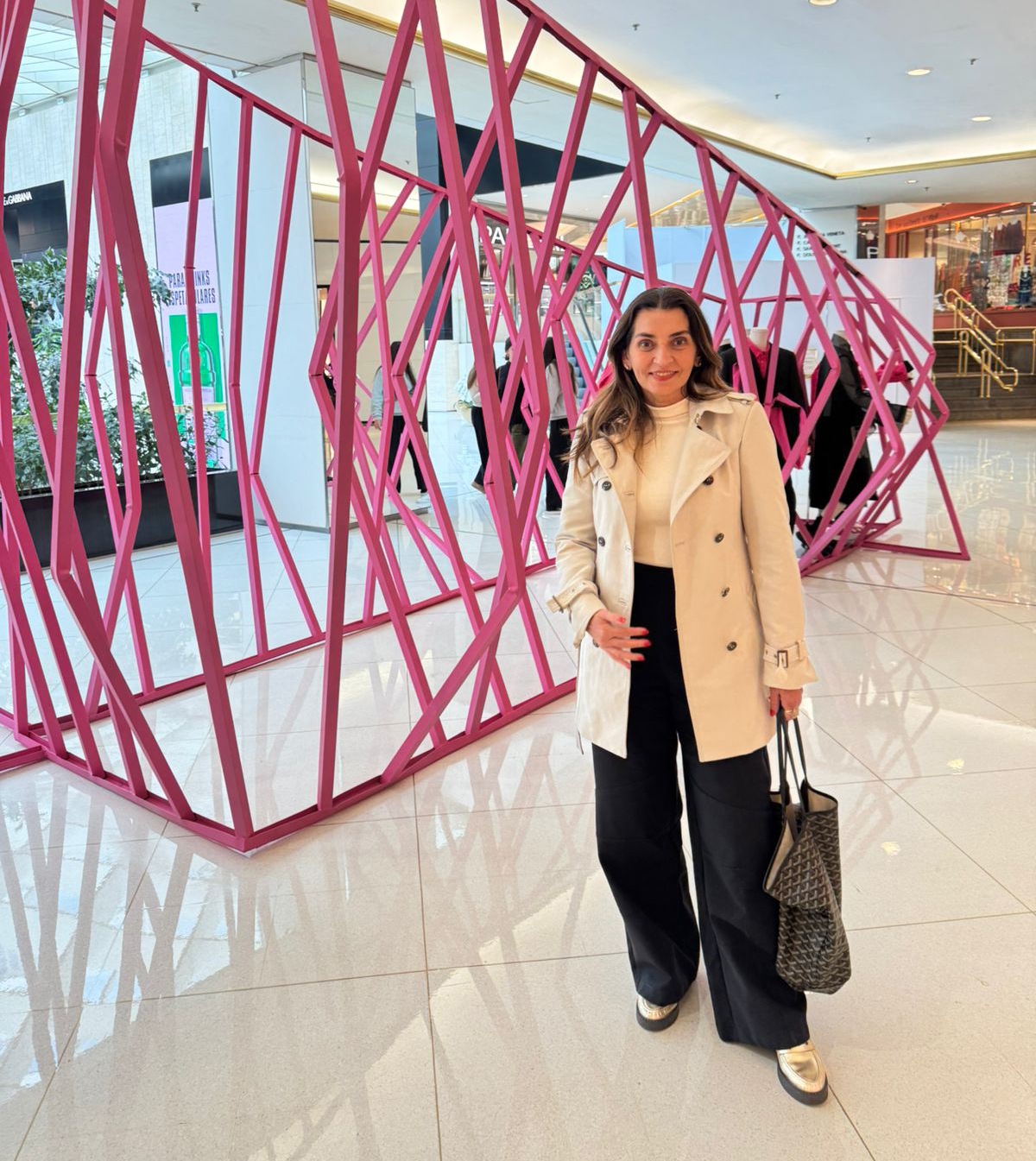 Márcia Travessoni visita nova loja da Comme des Garçons em São Paulo