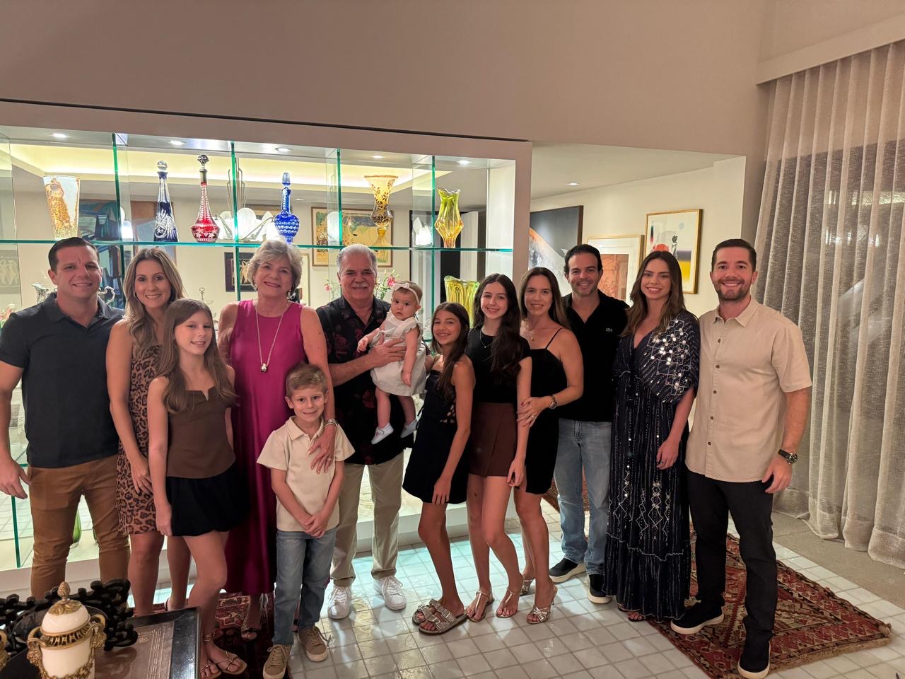 Stella Rolim celebra aniversário em família com jantar