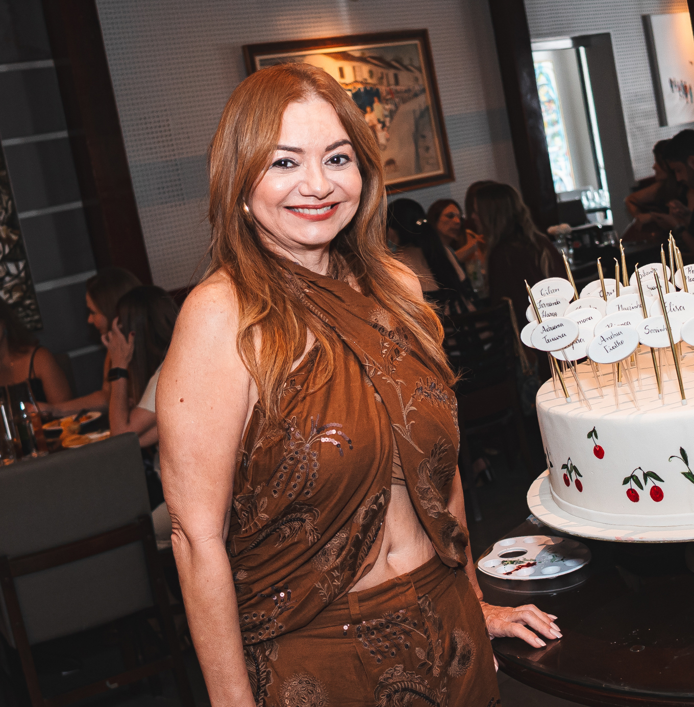Ana Cristina Camelo comemora nova idade ao lado de amigos