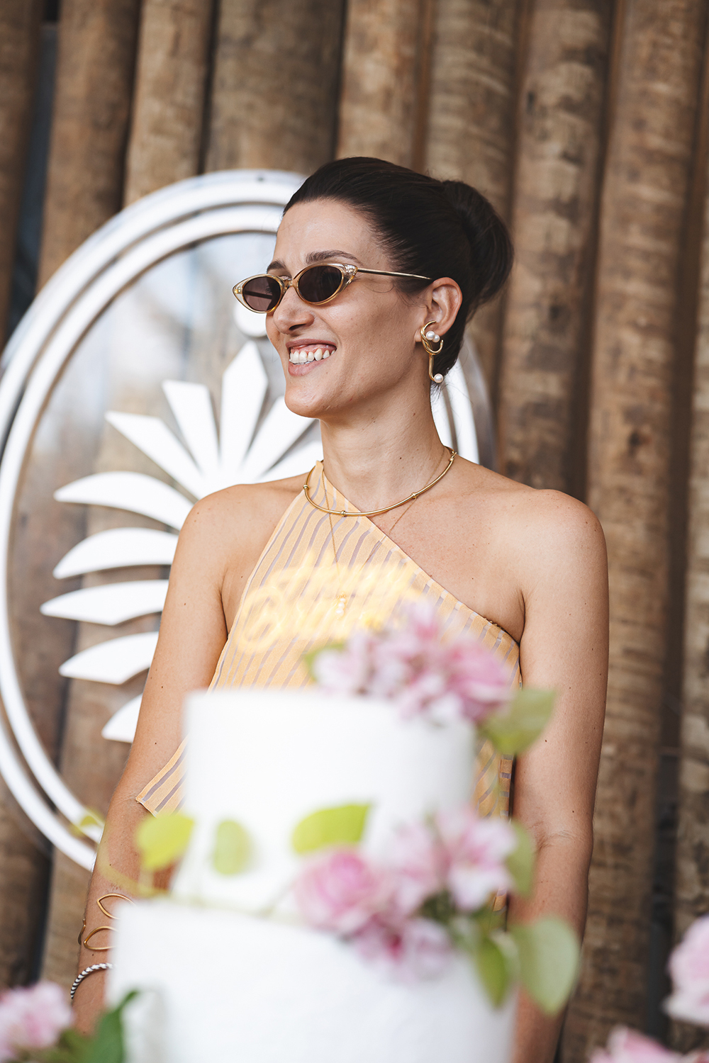Brenda Rolim celebra aniversário à beira-mar