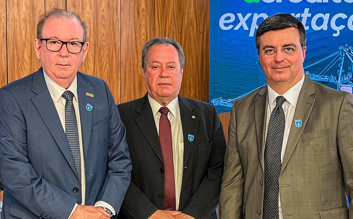 Presidente da FIEC marca presença em cerimônia de sanção da Lei do Programa Acredita Exportação, em Brasília