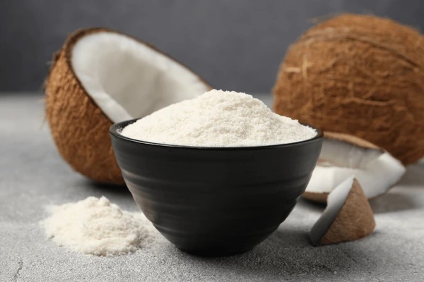 Versátil e natural, coco ganha espaço na rotina de beleza com produtos hidratantes e aromáticos