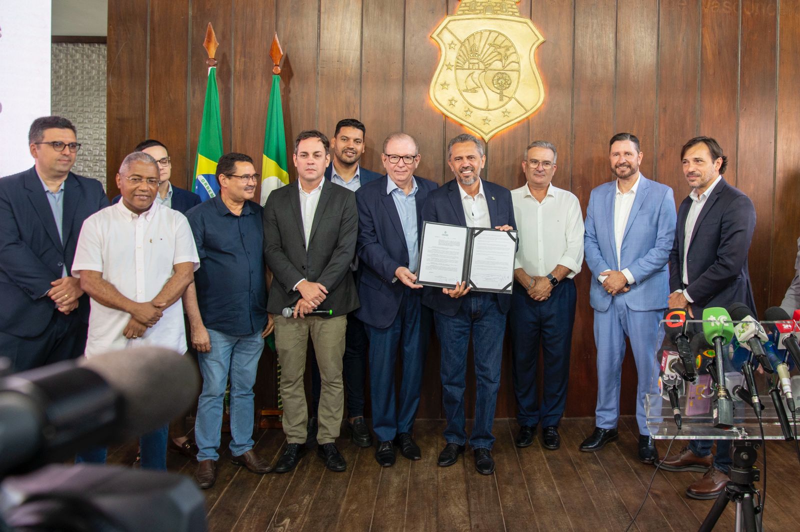 FIEC participa da assinatura de decreto que regulamenta PL para apoio a empresas afetadas pelo “tarifaço” do EUA