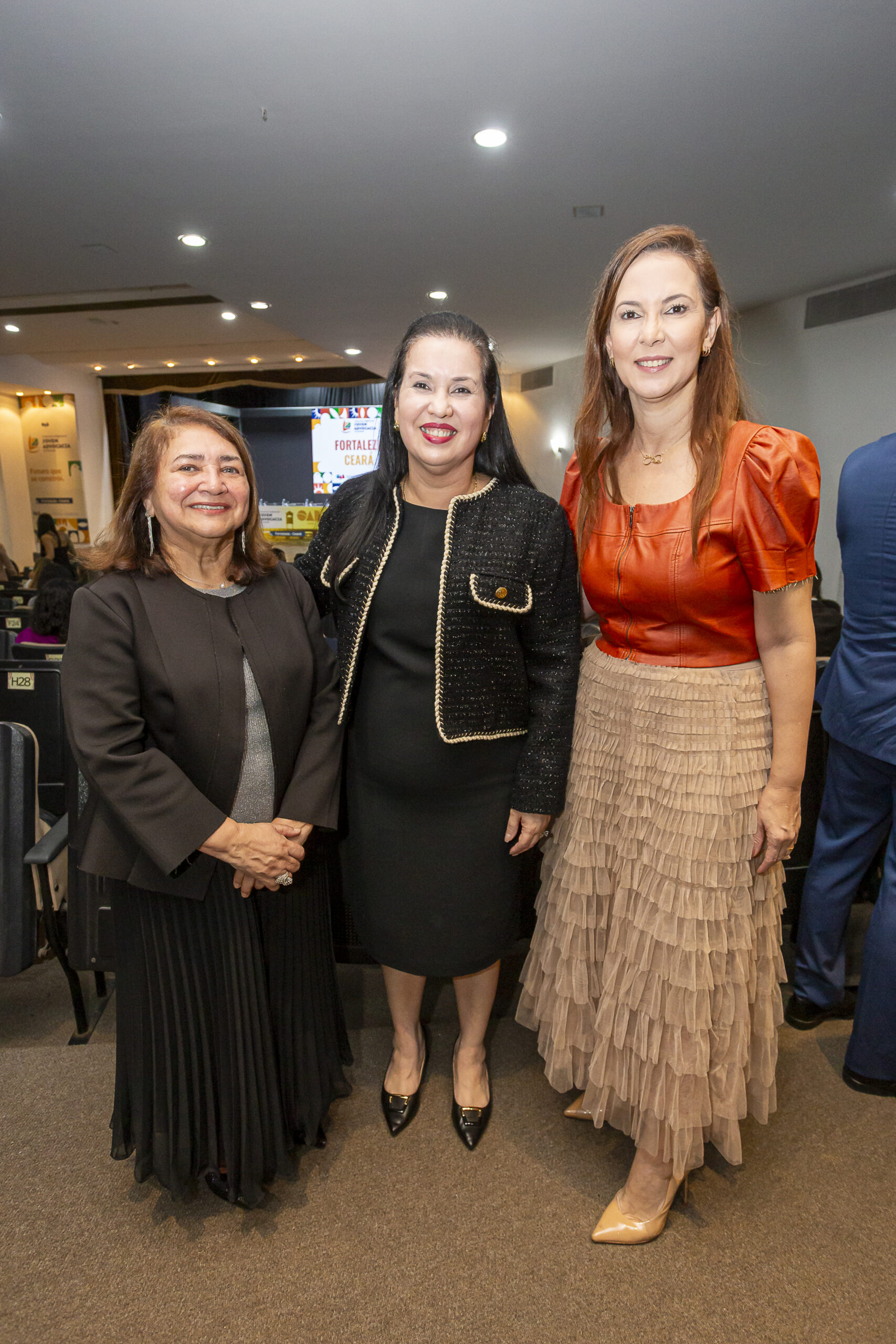 Christiane Leitão recebe Comenda Professor Agerson Tabosa Pinto em solenidade