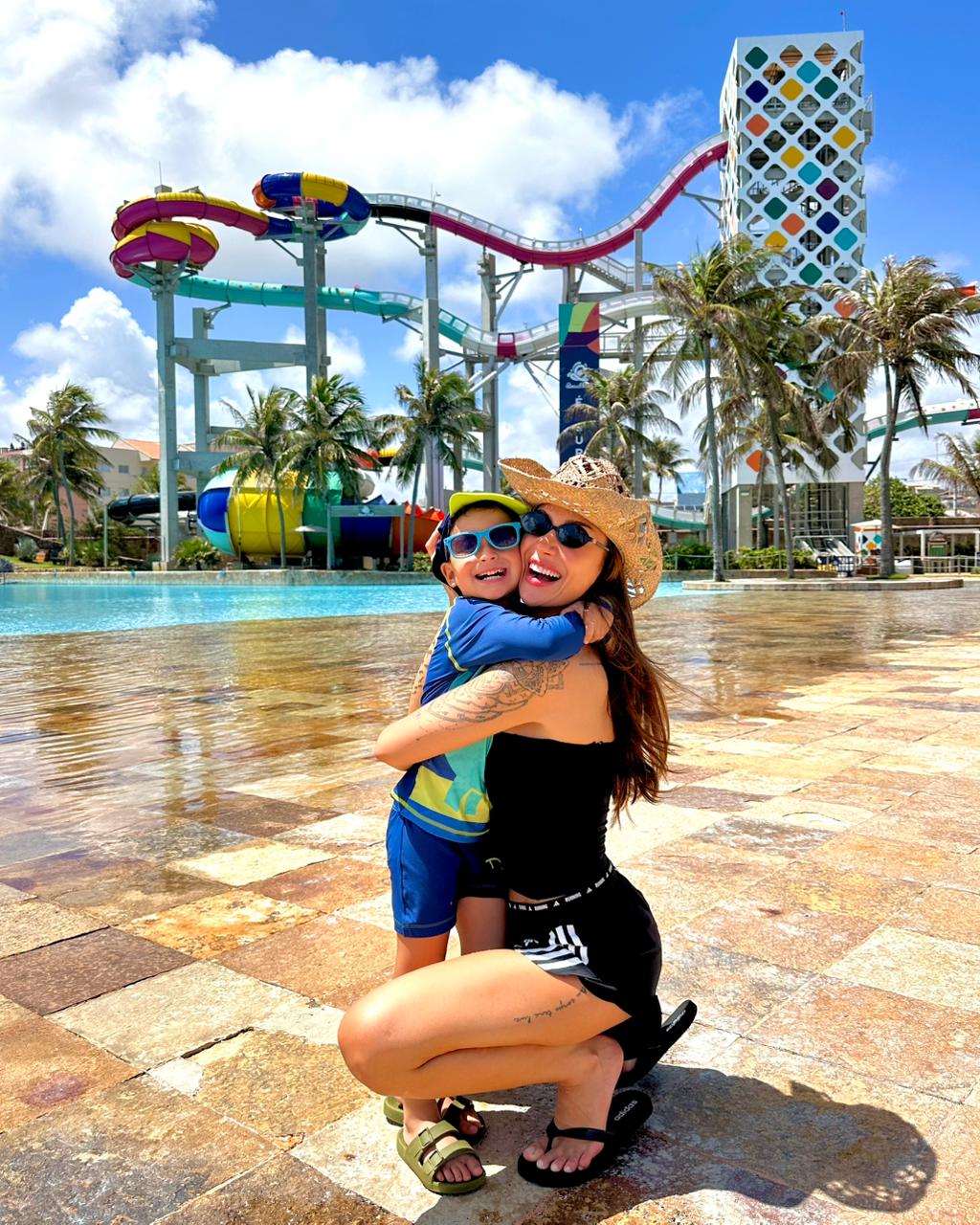 Bianca Andrade curte dia em família no Beach Park com o filho