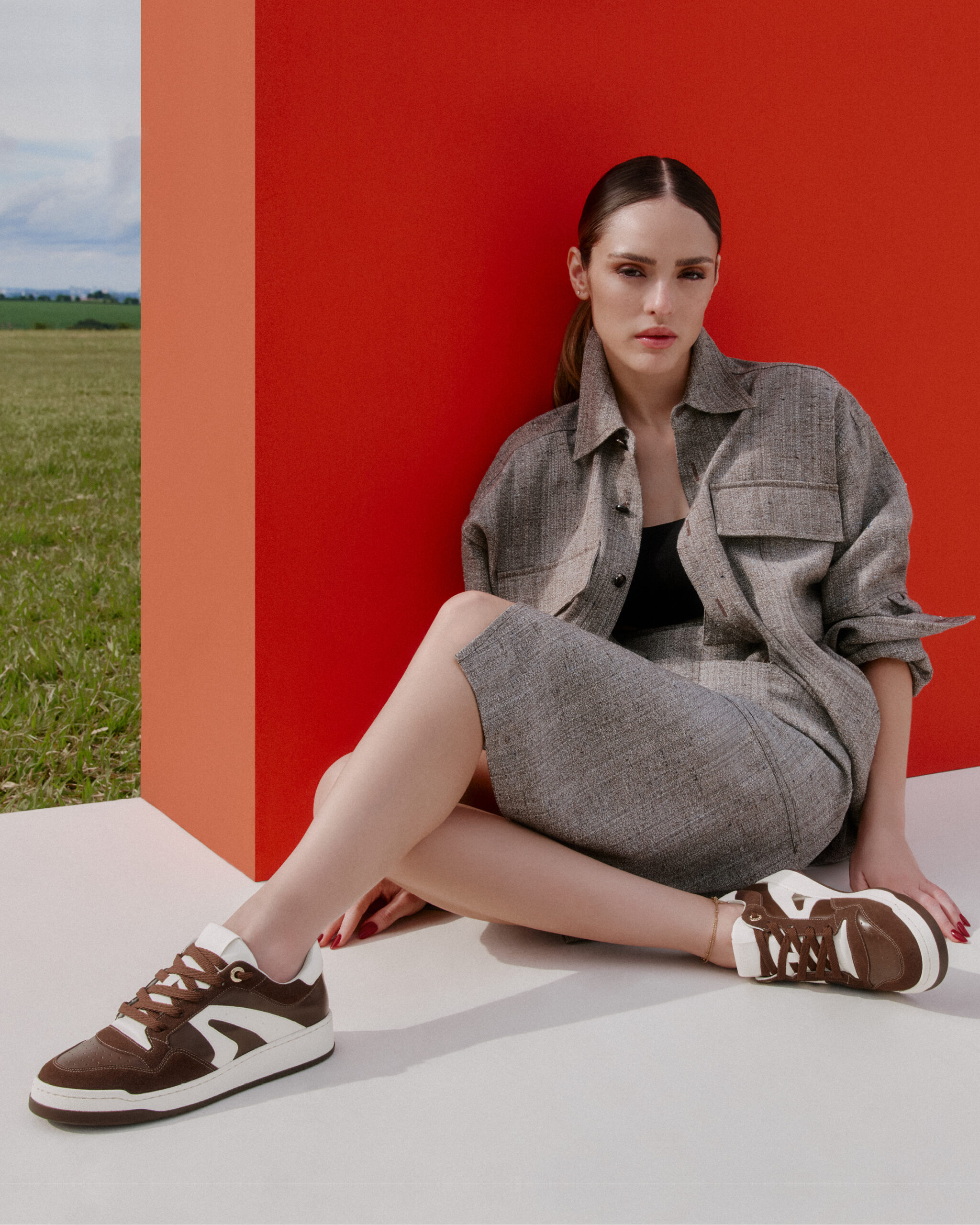Isabelle Drummond estrela nova campanha da Arezzo