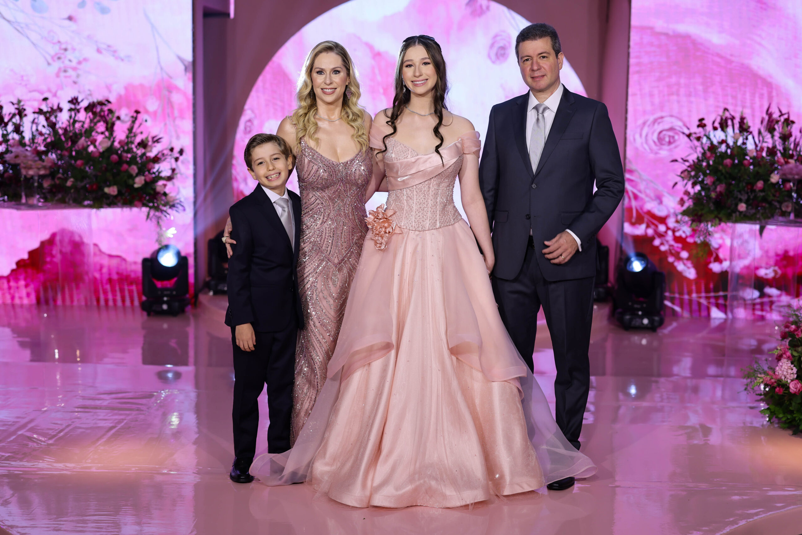 Helena Pimentel completa 15 anos com festa encantadora 