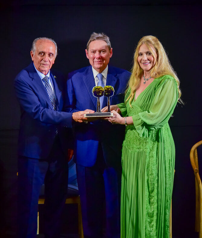 Ivens Dias Branco Jr. é agraciado com Troféu Carnaúba 2026