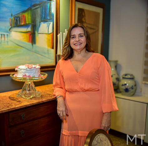 Lia Freire celebra nova idade com jantar intimista
