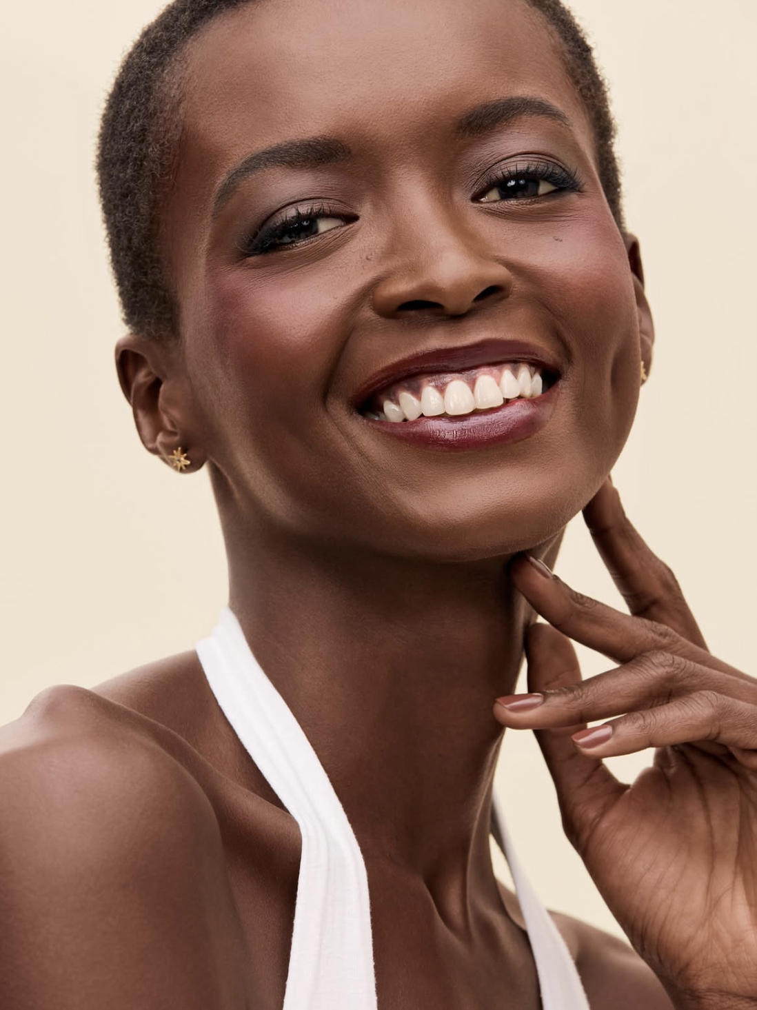 Modelo maranhense estampa nova campanha promocional da Rare Beauty