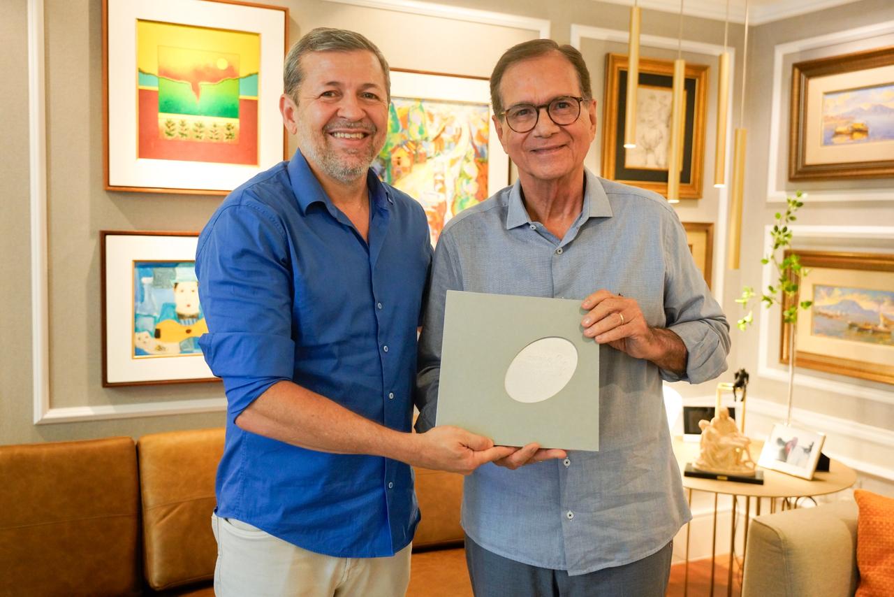 Beto Studart é presenteado com ensaio biográfico produzido por Élcio Batista