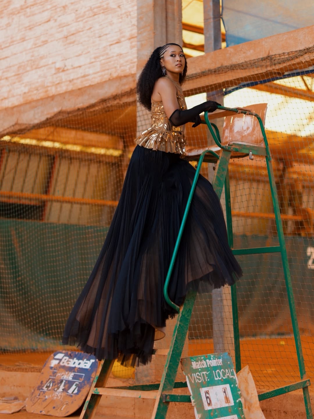 Naomi Osaka encanta público com look fashionista no Roland Garros