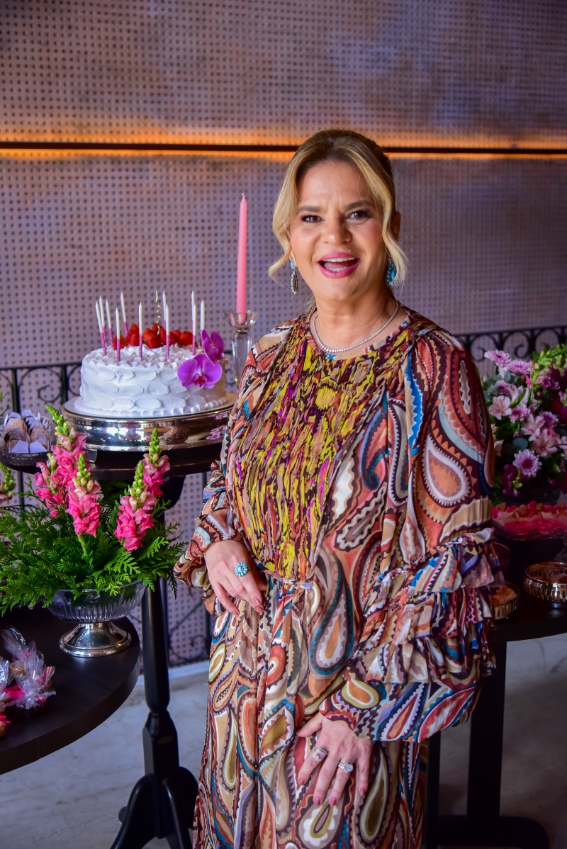 Germana Wanderley celebra aniversário em almoço entre amigas