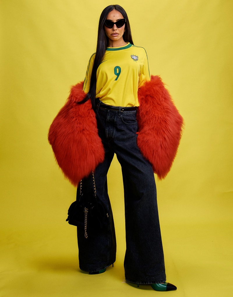 Grávida, Sabrina Sato prestigia jogo do Brasil com look Chanel em SP