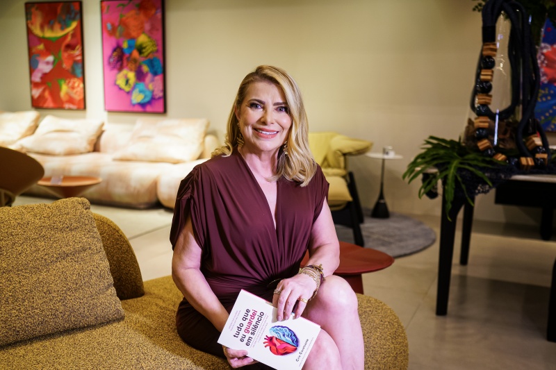 Cris Cavalcante lança livro de crônicas sobre emoções e autoconhecimento