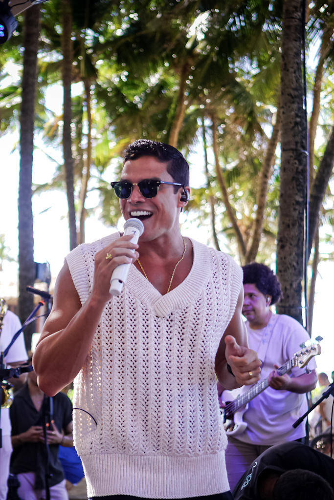 Marcos Lessa apresenta clássicos do samba no Beach Park