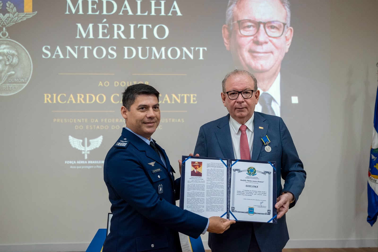 Presidente da FIEC é homenageado com Medalha Mérito Santos Dumont