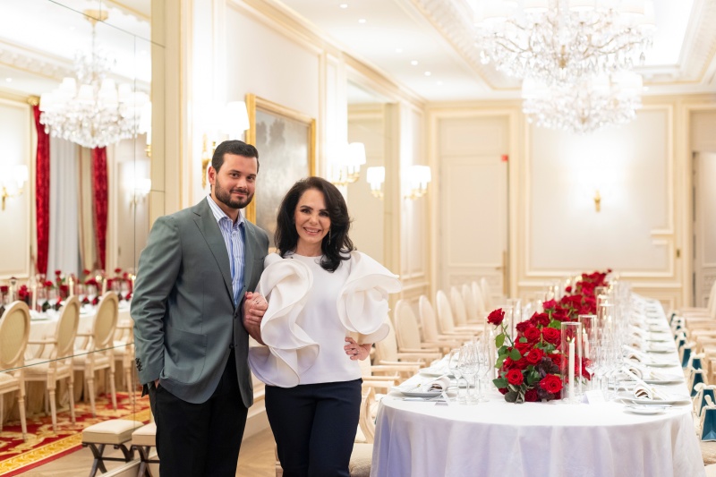 Cris Porto e André Farias reúnem convidados em jantar no Ritz Paris