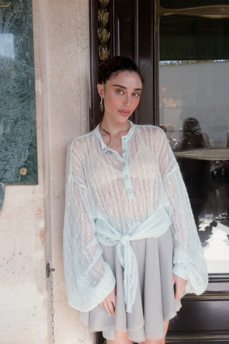 Elisa Zarzur prestigia desfile da Dior em Paris com look escolhido por Jonathan Anderson
