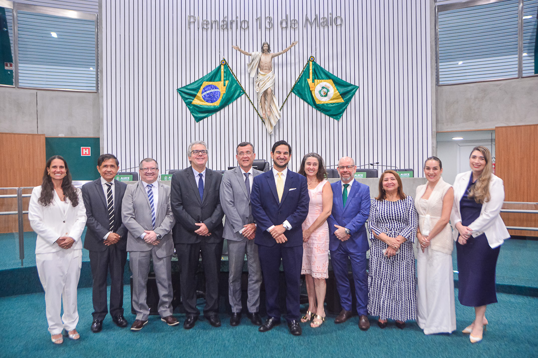 Alece homenageia os 25 anos de trajetória educacional da UNI7 em sessão solene