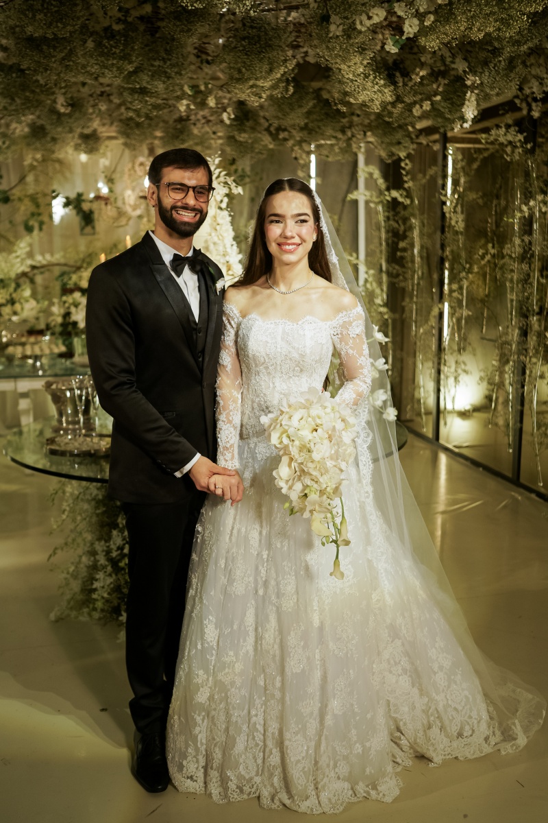 Lívia Moreno e Antonio Damião Neto celebram casamento com cerimônia emocionante e festa animada