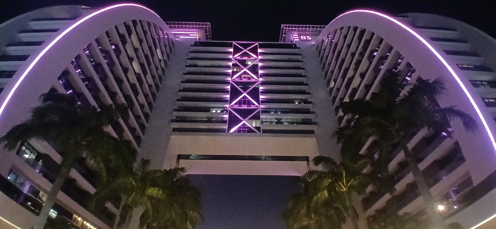 BS Design ganha iluminação rosa em apoio ao Outubro Rosa